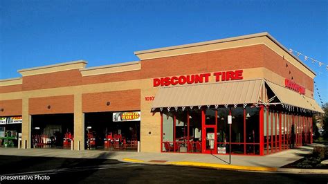 Discount tire bowling green ky - Tire Technician – Part-Time – Bowling Green. Discount Tire. 790 Campbell LnBowling Green, Kentucky 42104. Overview. The Tire Technician is the backbone of our success and is the first step in your journey with Discount Tire. Our Tire Technicians repair, install, and maintain tires on cars, trucks, and commercial vehicles. 